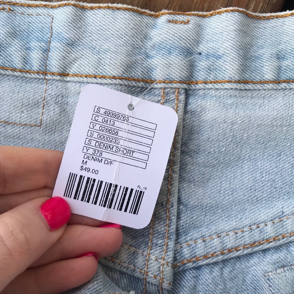 NWT Levi shorts - Picture 4 of 6